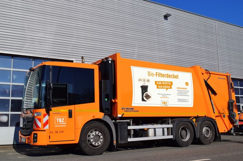 TBZ-Müllfahrzeug mit Werbung für Bio-Filterdeckel